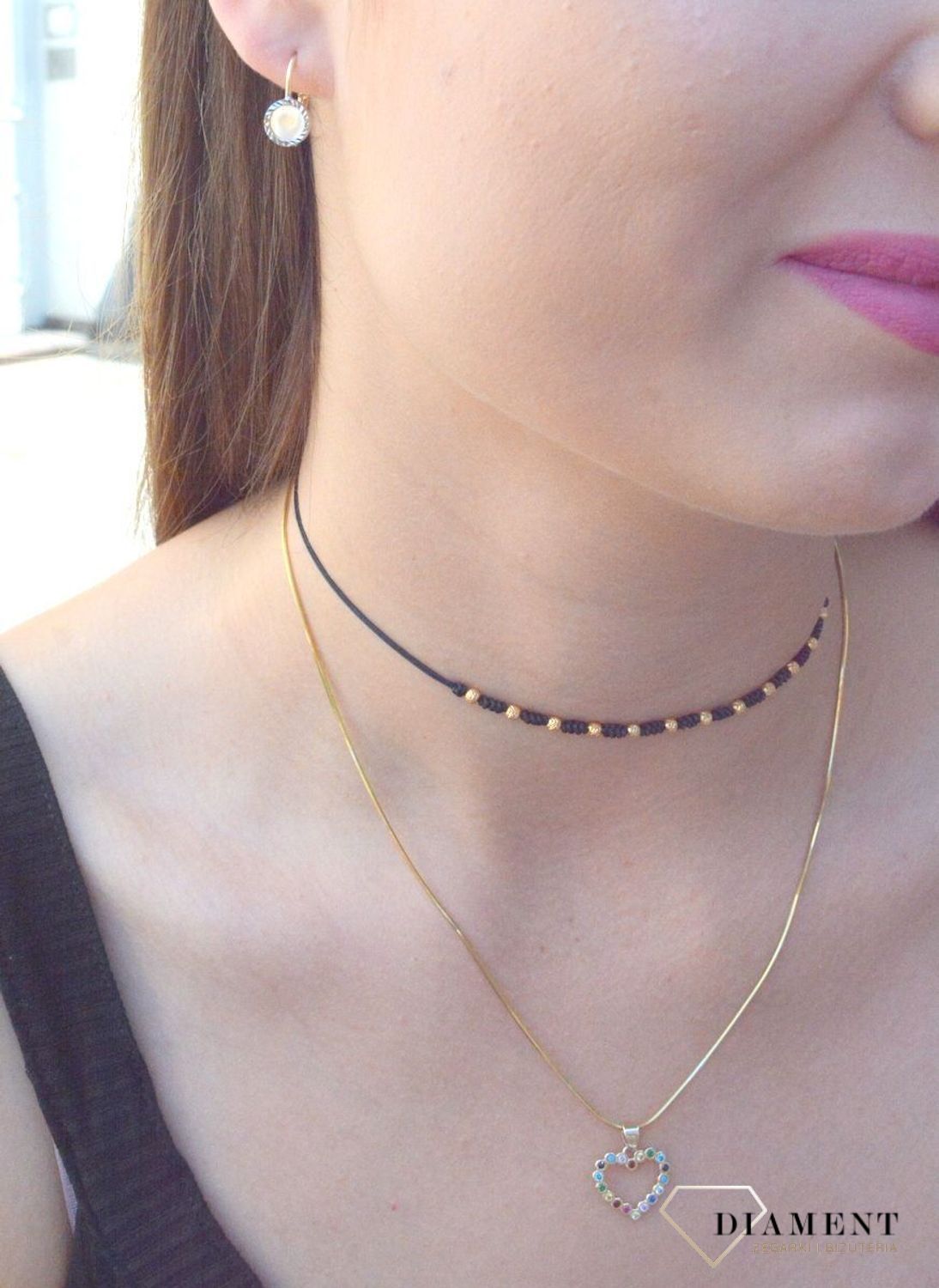 Kolczyki złote 333 okrągłe wiszące blaszki wykończone białym złotem KL 11217 333.  Złote kolczyki wykonane ze złota próby 333. Fakturowana powierzchnia kolczyków ozdobnych idealnie komponuje się z kolorem s.jpg